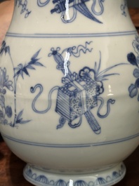 Deux verseuses couvertes en porcelaine de Chine en bleu et blanc &agrave; d&eacute;cor floral, Yongzheng/Qianlong