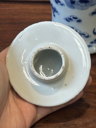 Une paire de vases couverts et trois pots en porcelaine de Chine en bleu et blanc, 19&egrave;me