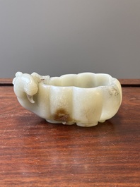 Lave-pinceaux en jade c&eacute;ladon en forme de fleur avec t&ecirc;te de b&eacute;lier, Chine, 17&egrave;me