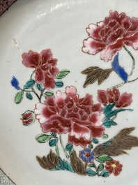 Vijf Chinese famille rose borden met floraal decor, Yongzheng/Qianlong