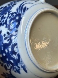 Bouteille de forme carr&eacute;e en porcelaine de Chine en bleu et blanc &agrave; d&eacute;cor des 'Longues Dames' et un bol couvert, Kangxi