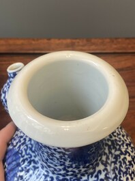 Paire de kendis en porcelaine de Chine bleu et blanc  &agrave; d&eacute;cor de rinceaux de lotus, 19&egrave;me