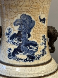 Trois vases en porcelaine de Chine en bleu et blanc dit 'de Nankin' &agrave; &eacute;mail craquel&eacute;, marque de Chenghua, 19&egrave;me