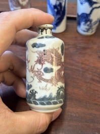 Zeven Chinese blauw-witte en koperrode snuifflessen, Yongle en Yongzheng merk, 19e eeuw