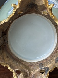 Een paar Chinese blauw-witte vazen met celadon fondkleur en vergulde bronzen monturen, 19e eeuw