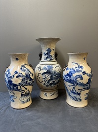 Trois vases en porcelaine de Chine en bleu et blanc dit 'de Nankin' &agrave; &eacute;mail craquel&eacute;, marque de Chenghua, 19&egrave;me