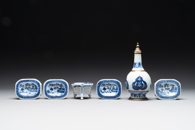 Cinq salerons en porcelaine de Chine en bleu et blanc et un aspersoir &agrave; monture en cuivre, Kangxi/Jiaqing