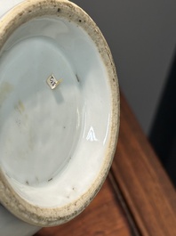 Deux verseuses couvertes en porcelaine de Chine en bleu et blanc &agrave; d&eacute;cor floral, Yongzheng/Qianlong