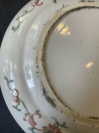 Une paire de bols en porcelaine de Chine famille rose et une assiette de style Dayazhai &agrave; d&eacute;cor de dragon, marque de Jiaqing, 19/20&egrave;me