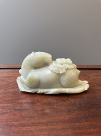 Een Chinese celadon jade sculptuur van een mythisch paard, 18e eeuw