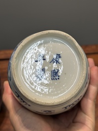 Een paar Chinese blauw-witte vazen met boeddhistische leeuwen, Kangxi merk, 19e eeuw