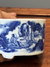 Vase de forme rouleau et un br&ucirc;le-parfum tripode en porcelaine de Chine en bleu et blanc, Kangxi