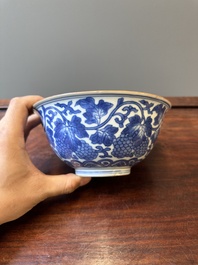 Een Chinese blauw-witte kom met druiven, Jiajing merk, Shunzhi/Kangxi