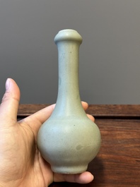 Vase de forme bouteille et deux bols en porcelaine de Chine en c&eacute;ladon, Yuan/Ming