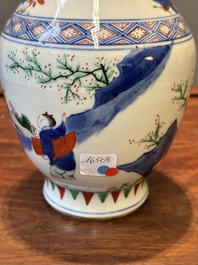 Vase en porcelaine de Chine wucai &agrave; d&eacute;cor figuratif et calligraphie, p&eacute;riode Transition