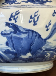 Een Chinese blauw-witte kom met mythische dieren, Kangxi