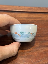 Tasse en porcelaine de Chine doucai &agrave; d&eacute;cor de poissons rouges, marque Cai Hua Tang Zhi 彩華堂製, 18&egrave;me