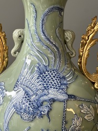 Een paar Chinese blauw-witte vazen met celadon fondkleur en vergulde bronzen monturen, 19e eeuw