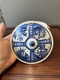 Bouteille de forme carr&eacute;e en porcelaine de Chine en bleu et blanc &agrave; d&eacute;cor des 'Longues Dames' et un bol couvert, Kangxi