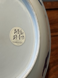 Plat en porcelaine de Chine en bleu et blanc &agrave; d&eacute;cor de rinceaux de lotus, marque et &eacute;poque de Guangxu
