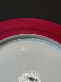 Assiette en porcelaine de Chine semi-coquille d'oeuf au dos en rouge de rubis, 19/20&egrave;me
