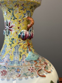 Vase en porcelaine de Chine famille rose &agrave; d&eacute;cor de paysage montagneux, marque de Qianlong, R&eacute;publique