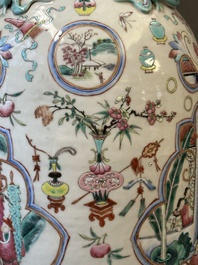 Paire de vases en porcelaine de Chine famille rose &agrave; d&eacute;cor narratif, 19&egrave;me