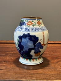 Vase en porcelaine de Chine wucai &agrave; d&eacute;cor figuratif et calligraphie, 19&egrave;me