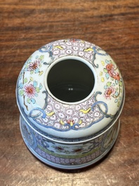 A Chinese famille rose round box and cover with figural design, 19th C.