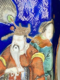 Paire de rares porte-chapeaux en porcelaine de Chine famille rose sur fond bleu &agrave; d&eacute;cor de 'huit immortels', marque et &eacute;poque de Tongzhi