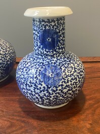 Paire de kendis en porcelaine de Chine bleu et blanc  &agrave; d&eacute;cor de rinceaux de lotus, 19&egrave;me