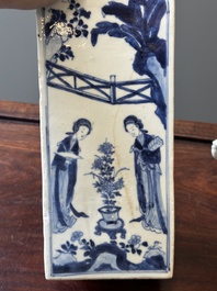 Bouteille de forme carr&eacute;e en porcelaine de Chine en bleu et blanc &agrave; d&eacute;cor des 'Longues Dames' et un bol couvert, Kangxi