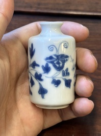Dix vases et tabati&egrave;res en porcelaine de Chine en bleu et blanc, 19&egrave;me