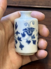 Tien Chinese blauw-witte vazen en snuifflessen, 19de eeuw