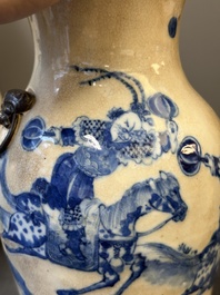 Trois vases en porcelaine de Chine en bleu et blanc dit 'de Nankin' &agrave; &eacute;mail craquel&eacute;, marque de Chenghua, 19&egrave;me