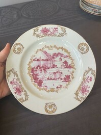 Een paar Chinese verguld en rose-ge&euml;mailleerde borden met havenzicht, Qianlong