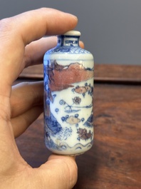 Deux tabati&egrave;res en porcelaine de Chine en bleu, blanc et rouge de cuivre, marque de Qianlong, 19&egrave;me