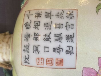 Rare vase mural en forme de p&ecirc;che en porcelaine de Chine famille rose &agrave; inscription, 19&egrave;me
