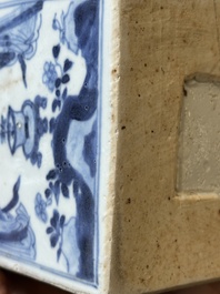 Bouteille de forme carr&eacute;e en porcelaine de Chine en bleu et blanc &agrave; d&eacute;cor des 'Longues Dames' et un bol couvert, Kangxi