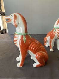 Paire de mod&egrave;les de chiens en porcelaine de Chine polychrome d'exportation, Qianlong