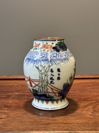 Vase en porcelaine de Chine wucai &agrave; d&eacute;cor figuratif et calligraphie, 19&egrave;me