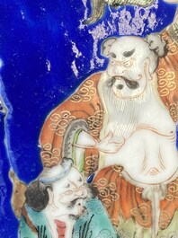 Paire de rares porte-chapeaux en porcelaine de Chine famille rose sur fond bleu &agrave; d&eacute;cor de 'huit immortels', marque et &eacute;poque de Tongzhi