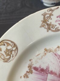 Paire d'assiettes en porcelaine de Chine en &eacute;maux rose &agrave; d&eacute;cor dor&eacute; d&rsquo;une vue sur le port, Qianlong