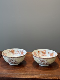 Paire de bols en porcelaine de Chine &agrave; d&eacute;cor en rouge de fer, dor&eacute;es et en relief, Kangxi