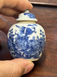 Quatre vases et une bo&icirc;te couverte en porcelaine de Chine en bleu et blanc, tous marqu&eacute;s, 18/19&egrave;me