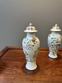 Une paire de vases couverts et une assiette en porcelaine de Chine famille rose &agrave; d&eacute;cor floral en relief, Yongzheng