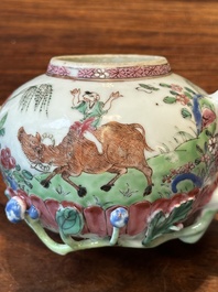 Paire de th&eacute;i&egrave;res en porcelaine de Chine famille rose &agrave; d&eacute;cor de gar&ccedil;ons et buffles, Yongzheng