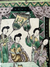 Een grote vierkante Chinese verte biscuit 'Roman van de Drie Koninkrijken' vaas, 19e eeuw