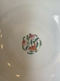 Une paire de bols en porcelaine de Chine famille rose et une assiette de style Dayazhai &agrave; d&eacute;cor de dragon, marque de Jiaqing, 19/20&egrave;me