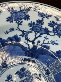 Een Chinese blauw-witte schotel met landschappen en florale panelen, Kangxi
